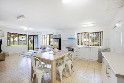 Crystal Bay - Pet Friendly - 3 Mins Walk to Beach in Jervis Bay