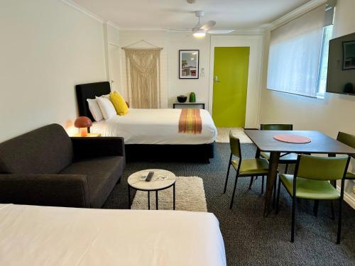 1 queen bed, 2 twin beds