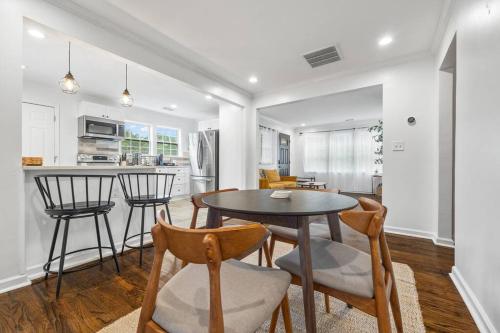 Modern Boho with 5BD-2BR Sleeps 10 in Knight Park-Howell Station