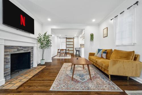 Modern Boho with 5BD-2BR Sleeps 10 in Knight Park-Howell Station