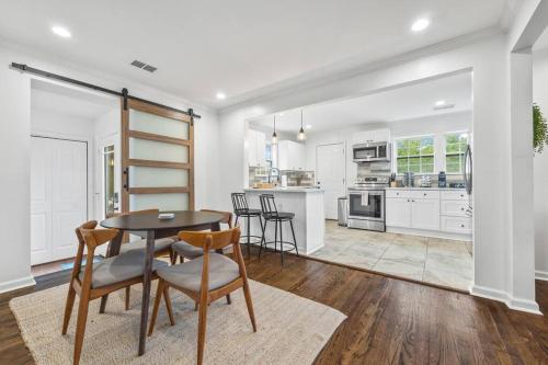 Modern Boho with 5BD-2BR Sleeps 10 in Knight Park-Howell Station
