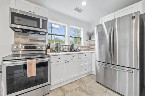 Modern Boho with 5BD-2BR Sleeps 10 in Knight Park-Howell Station