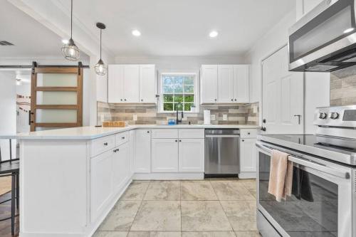 Modern Boho with 5BD-2BR Sleeps 10 in Knight Park-Howell Station