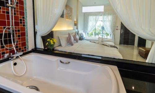 room detail thumbnail 2