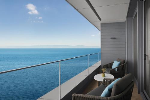 Deluxe Twin Room with Balcony and Sea View image 3