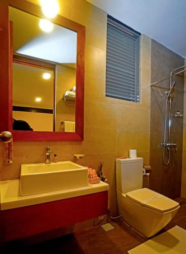 2 king beds, 2 double beds, 1 twin bed