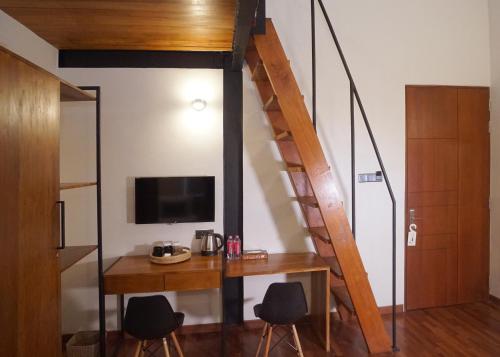 Superior Family Room image 10