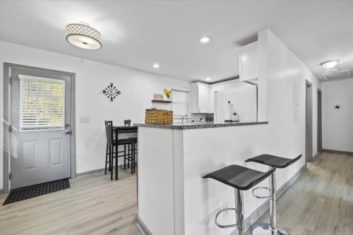 NEW! Modern Comforts w/ 4Beds/3BR Sleeps 8 in Fulton Country Airport