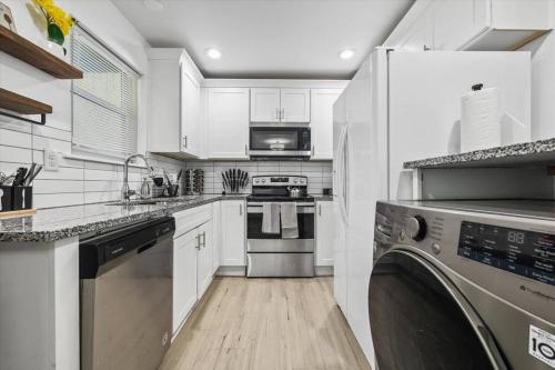 NEW! Modern Comforts w/ 4Beds/3BR Sleeps 8 in Fulton Country Airport