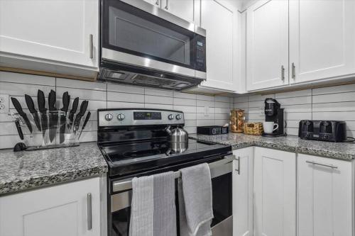 NEW! Modern Comforts w/ 4Beds/3BR Sleeps 8 in Fulton Country Airport