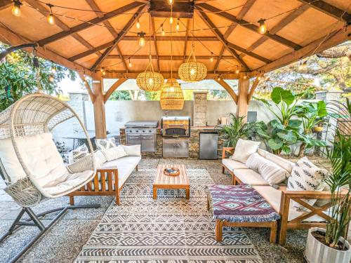 Casita Hosum: Modern WFH Garden Suite w/ Gazebo Outdoor Kitchen & BBQ