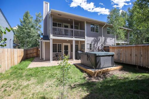 Fifth Avenue Retreat: Dog Friendly Frisco Townhome in Frisco, USA