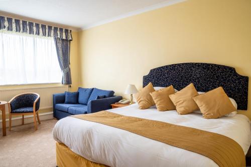 1 queen bed, 1 sofa bed