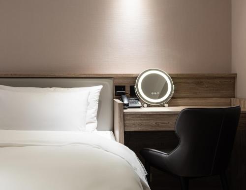 Small Double Room image 9