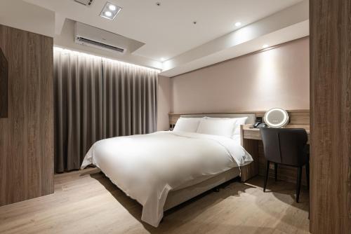 Small Double Room image 8
