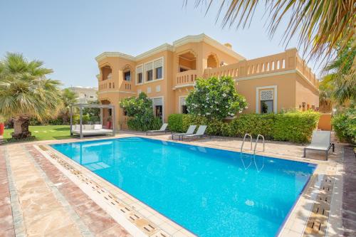 Maison Privee - Prvt Pool & Beach Access in Luxury Palm Jumeirah 6BR Villa, Dubaj