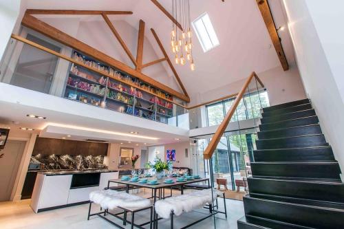 Luxury, Modern barn with hot tub, Lyminge