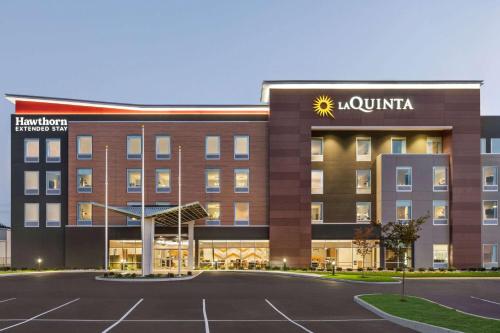 La Quinta Inn & Suites by Wyndham Mount Laurel Moorestown - image 7