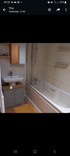 Private rooms, 2 showers in 3 storey hse, 25 minutes walk from Leicester city centre