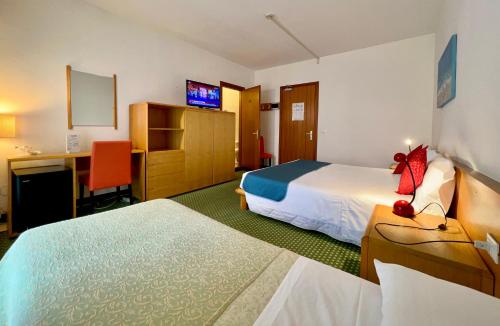 1 king bed, 1 twin bed
