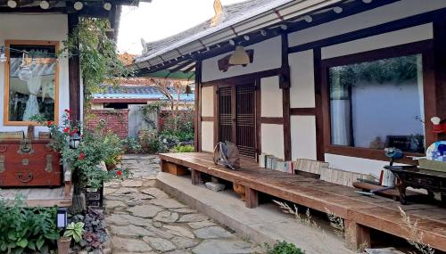 Jeonju Hanok Village Jamanjae