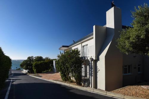 Die Brandhuis Sleeps 4, One minute walk to the Beach!