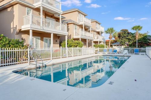 View, Sand Dollar Holler - Pool - Spacious - Coastal Charm in Panama City (FL)