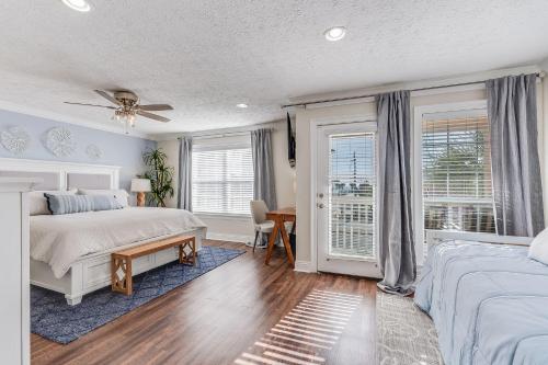 Sand Dollar Holler - Pool - Spacious - Coastal Charm in Panama City (FL)