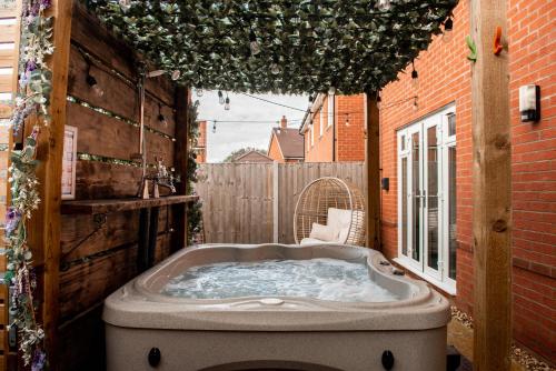 Джакузі, Spacious & Stylish 4-Bed House with Hot Tub in Prime Location in Nursling and Rownhams