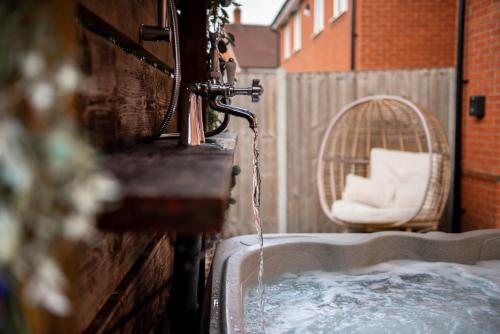 Джакузі, Spacious & Stylish 4-Bed House with Hot Tub in Prime Location in Nursling and Rownhams