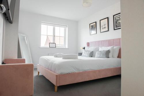 Spacious & Stylish 4-Bed House with Hot Tub in Prime Location in Nursling and Rownhams