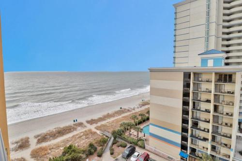 Beautiful Warm Ocean View Beach Condo with Pool