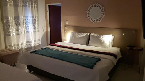 2 king beds, 1 twin bed