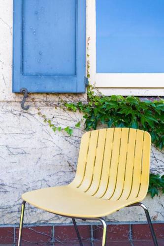 Beautiful 2 story Manor close to beach and all