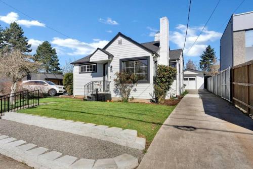 Picture Perfect Bungalow in the heart of DT Vancouver in Vancouver, USA