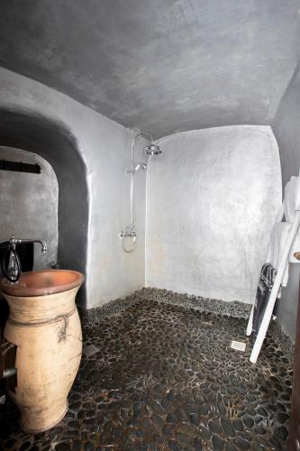 Double Room with Sharing Plunge Pool and Partial Caldera View image 9