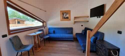 1 queen bed, 4 sofa beds
