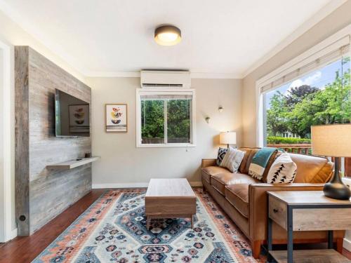 Cheerful 2-bedroom Home Near UP and St. Johns