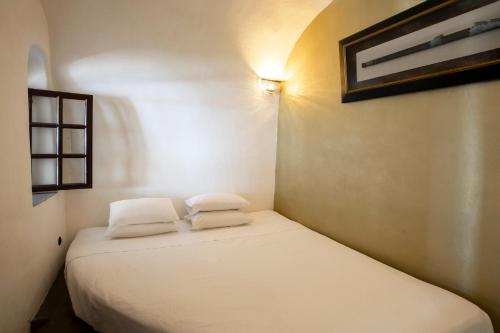 Superior Suite with Outdoor Plunge Pool and Caldera View image 10