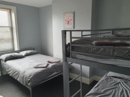 Family Room with Shared Bathroom room in Blackpool North Close to Station - With Free Car Parking