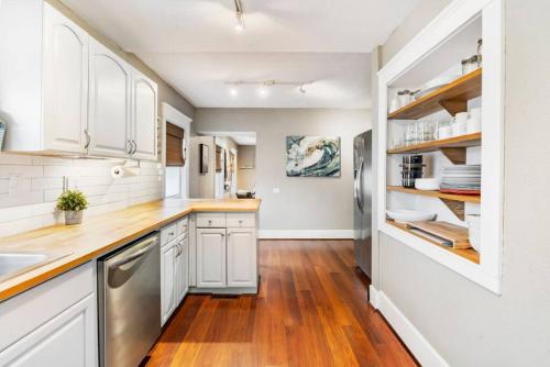 Dazzling 3bd, 2ba Home with Private Deck near Alberta