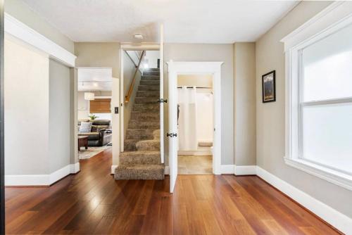 Dazzling 3bd, 2ba Home with Private Deck near Alberta