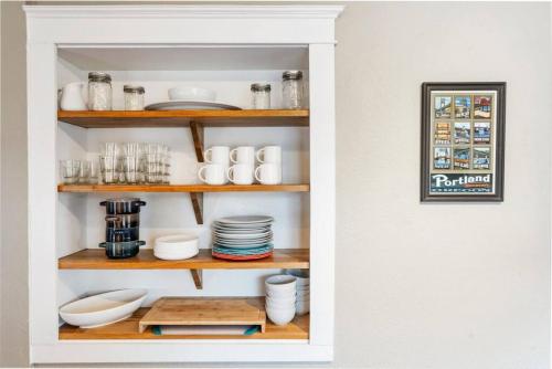 Dazzling 3bd, 2ba Home with Private Deck near Alberta