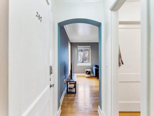 Central Downtown Studio with Vintage Charm near Train