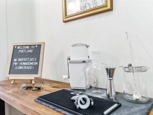 Central Downtown Studio with Vintage Charm near Train