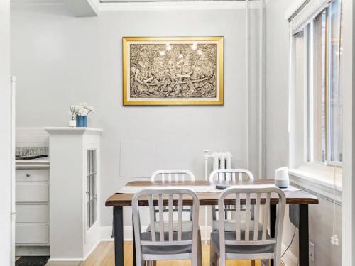 Central Downtown Studio with Vintage Charm near Train