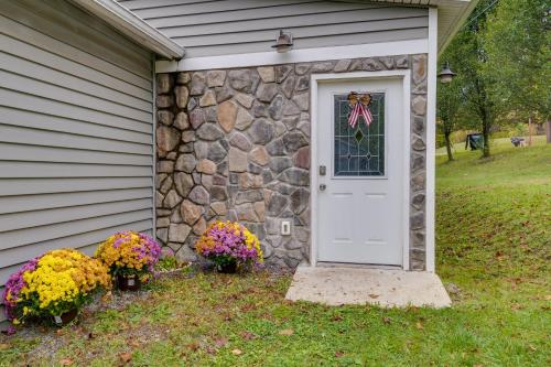 Pet-Friendly Honeoye Cottage Rental Walk to Lake!