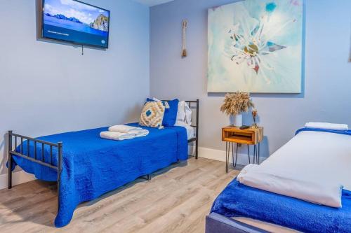 Casa Tropicana - Heated Pool, Game Room & Mins from beach - Tap to explore photos