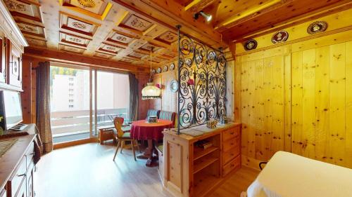 Apartment with Mountain View