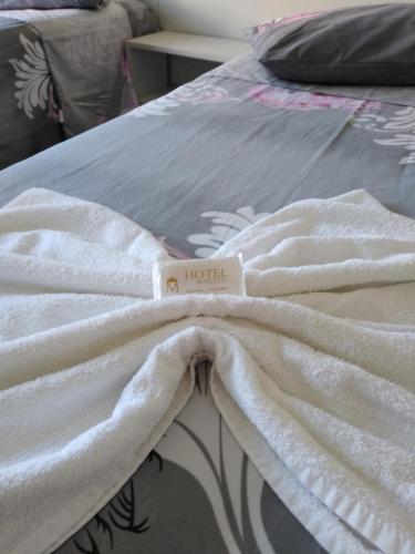 3 twin beds